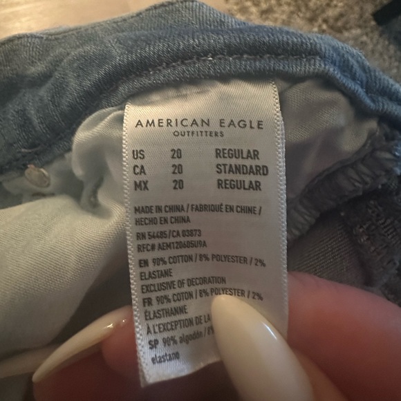 American Eagle high rise Distressed Jeans - Picture 4 of 4